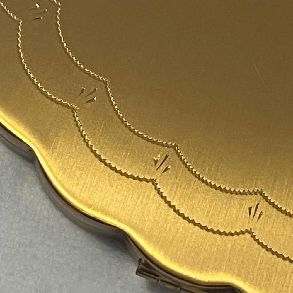 RARE 1940s Gold Henriette Mirror Compact with Etched Design - Picture 7 of 16